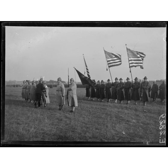 Mailly. Aube. Au champ d'aviation. Après la revue, remise de décorations. [légende d'origine]