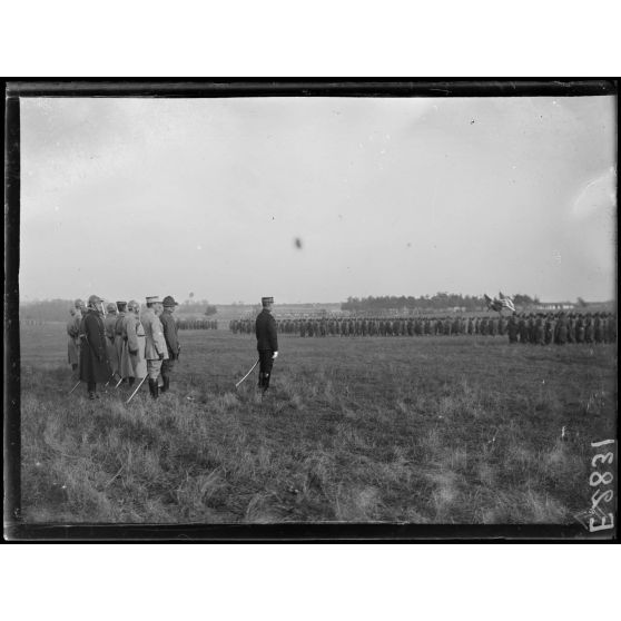 Mailly. Aube. Au champ d'aviation. Le défilé des troupes américaines. [légende d'origine]