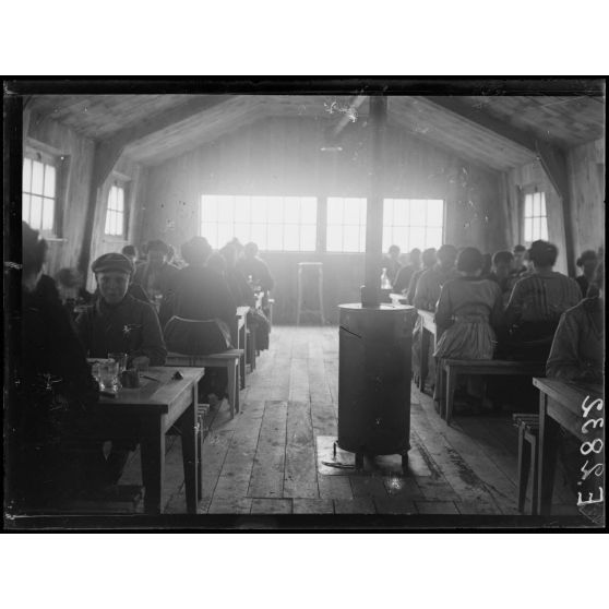 Vitry le François. Marne. Scierie militaire. Le réfectoire mixte. [légende d'origine]
