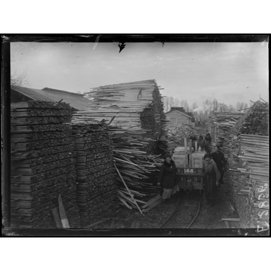 Vitry le François. Marne. Les femmes transportent sur des wagonnets le bois débité. [légende d'origine]