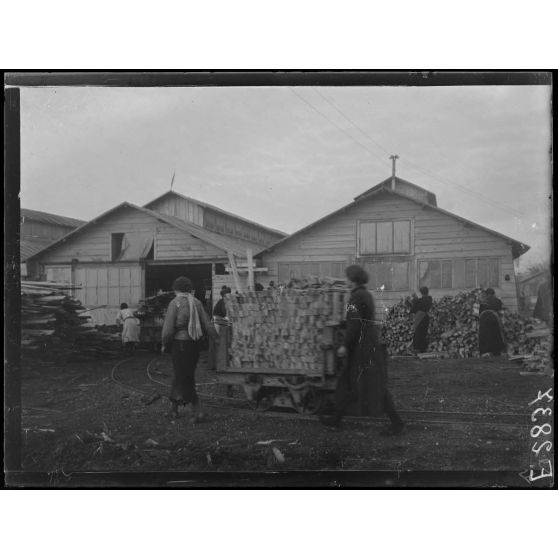 Vitry le François. Marne. Les femmes transportent sur des wagonnets le bois débité. [légende d'origine]