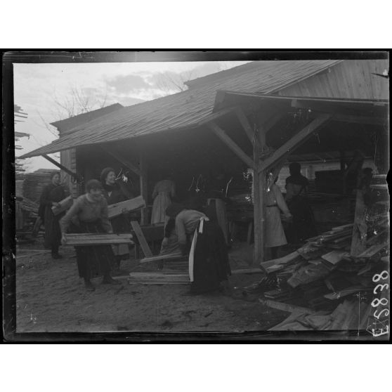 Vitry le François. Marne. Femmes à l'ouvrage. [légende d'origine]