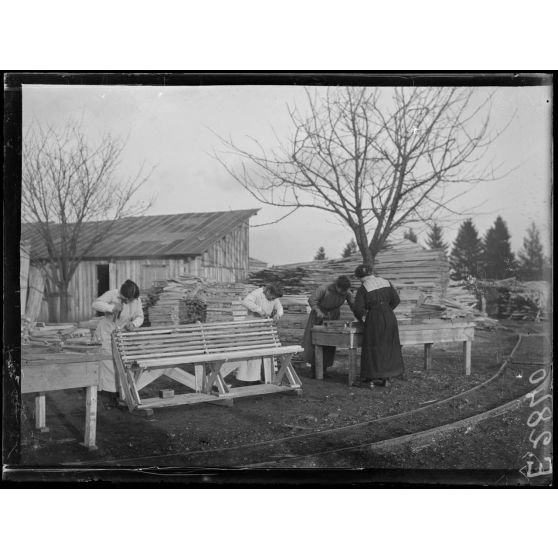 Vitry le François. Marne. Femmes au travail. Caillebotis et bancs. [légende d'origine]