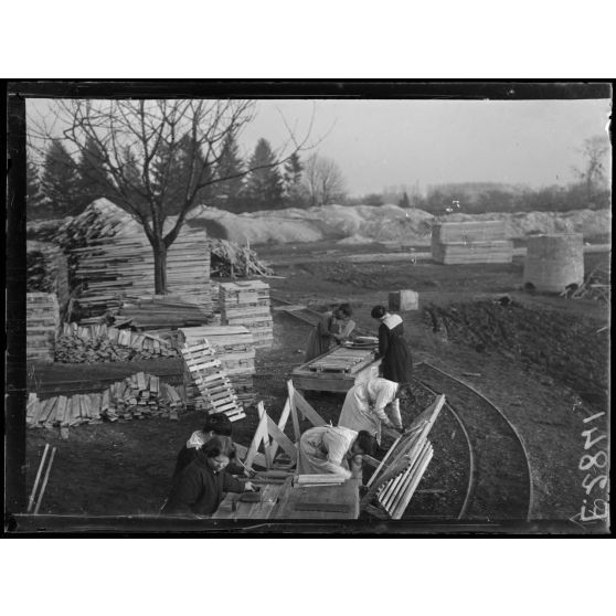 Vitry le François. Marne. Femmes au travail. Caillebotis et bancs. [légende d'origine]