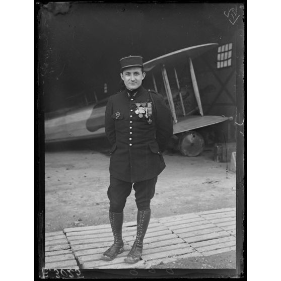 Melette. Marne. Le Lieutenant Madon de l'escadrille 38. [légende d'origine]