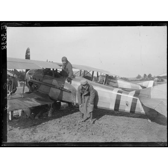 Melette. Marne. Camp d'aviation. L'adjudant Douchy montant dans son appareil. [légende d'origine]