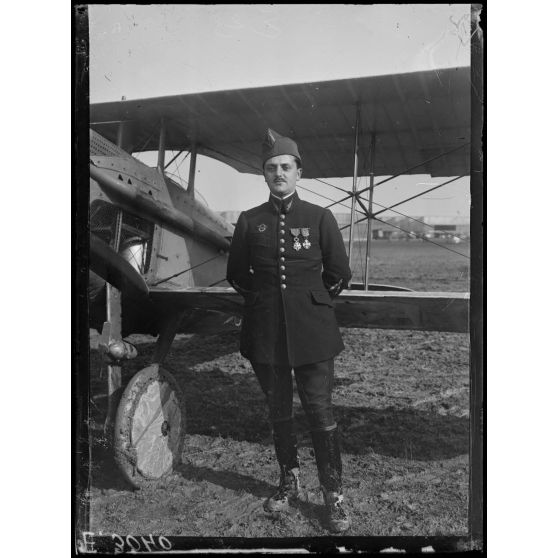 Villeneuve. Marne. Camp d'aviation. Le Lieutenant Hugues. [légende d'origine]