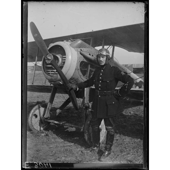 Villeneuve. Marne. Camp d'aviation. Le Lieutenant Hugues près de son appareil.  [légende d'origine]
