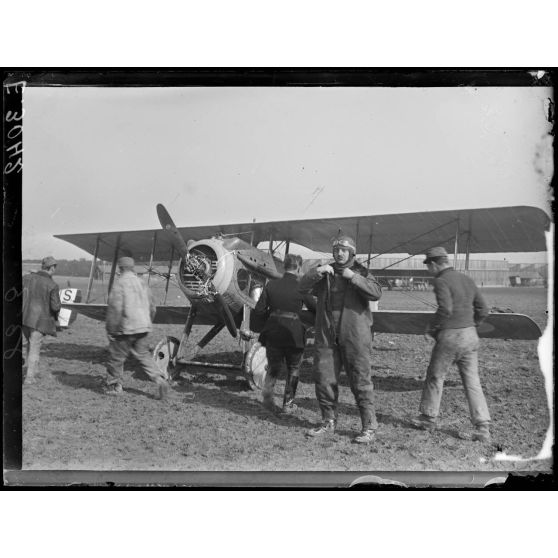 Villeneuve. Marne. Camp d'aviation. Pilote se préparant à partir en reconnaissance. [légende d'origine]