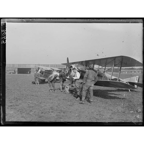 Villeneuve. Marne. Camp d'aviation. Pilote se préparant à partir en reconnaissance. [légende d'origine]