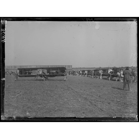 Villeneuve. Marne. Camp d'aviation. Avions prêts au départ. [légende d'origine]