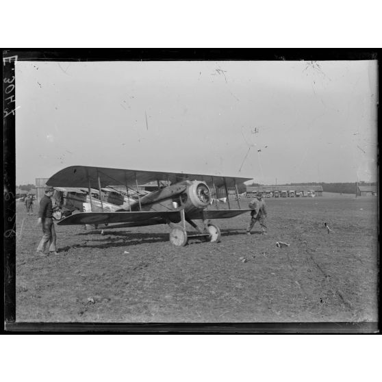 Melette. Marne. Camp d'aviation. Départ d'un avion de chasse. [légende d'origine]