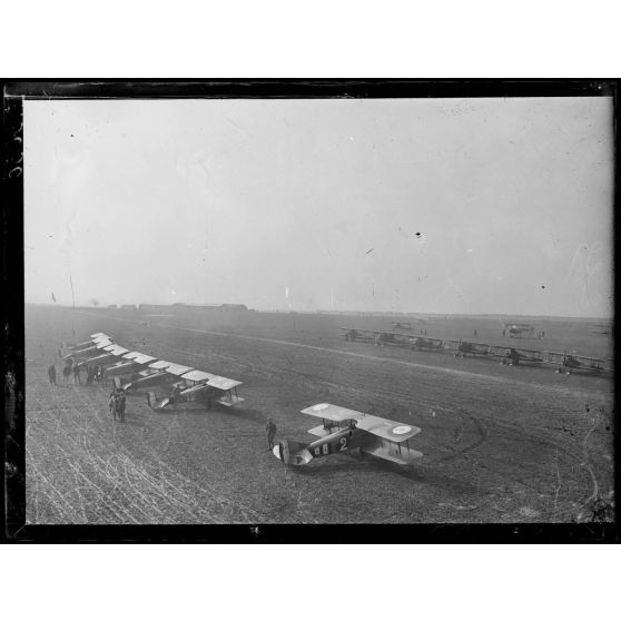 Melette. Marne. Camp d'aviation. Les avions prêts à partir. [légende d'origine]