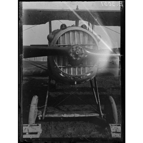 Villeneuve. Marne. Camp d'aviation. Un spad, bi-mitrailleuses. [légende d'origine]