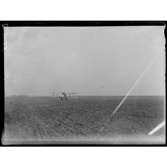 Villeneuve. Marne. Camp d'aviation. Départ d'un appareil de chasse. [légende d'origine]