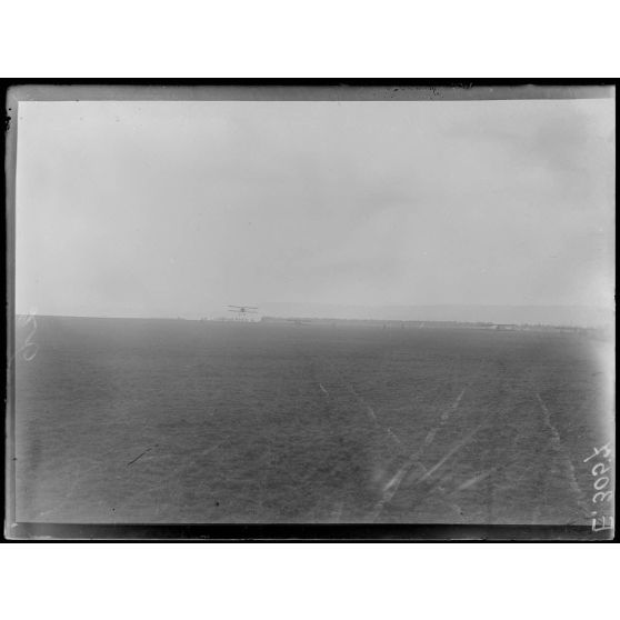 Villeneuve. Marne. Camp d'aviation. Atterrissage d'un spad rentrant de reconnaissance. [légende d'origine]