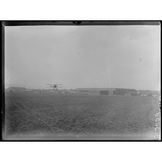 Villeneuve. Marne. Camp d'aviation. Atterrissage d'un spad rentrant de reconnaissance. [légende d'origine]