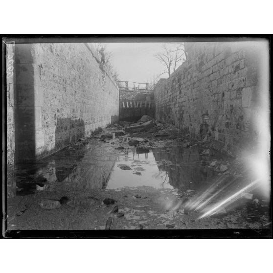 Wez. Marne. L'écluse sur le canal. [légende d'origine]
