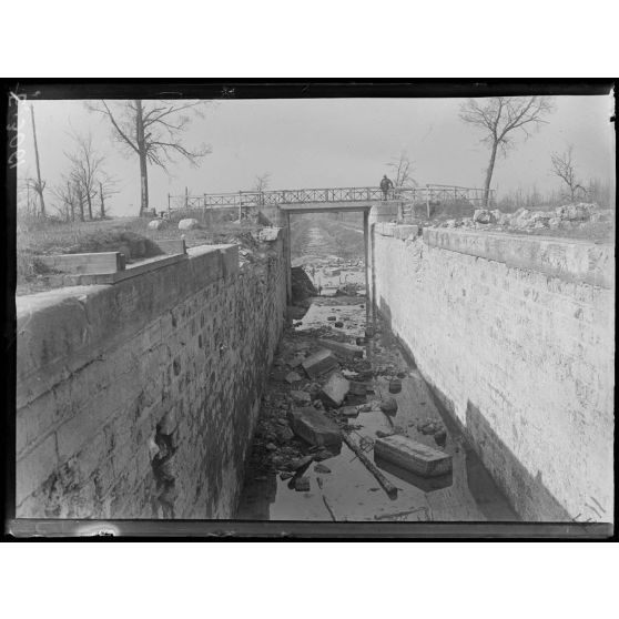 Wez. Marne. Le pont et l'écluse sur le canal. [légende d'origine]