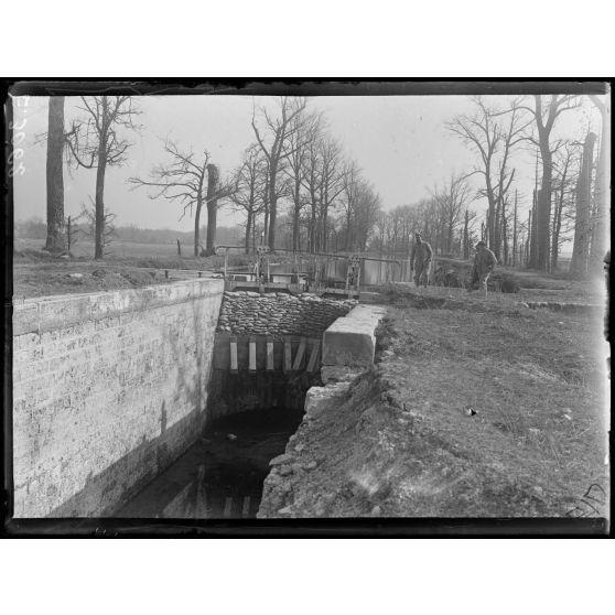 Wez. Marne. L'écluse. [légende d'origine]