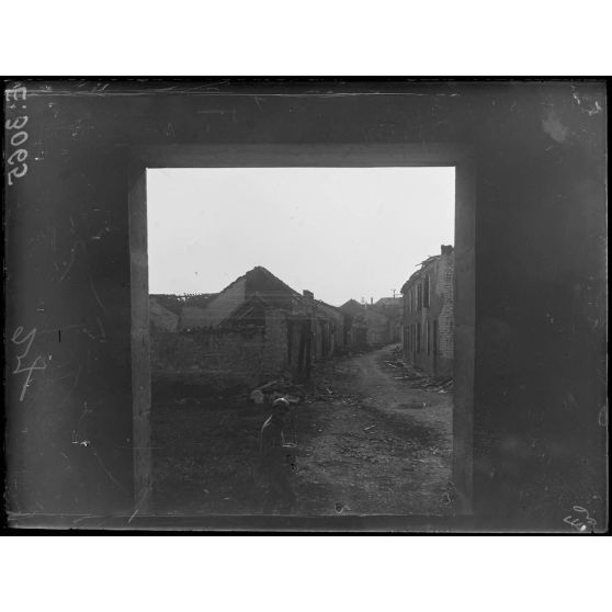 Beaumont. Marne. Une rue, vue prise de l'intérieur de l'église. [légende d'origine]