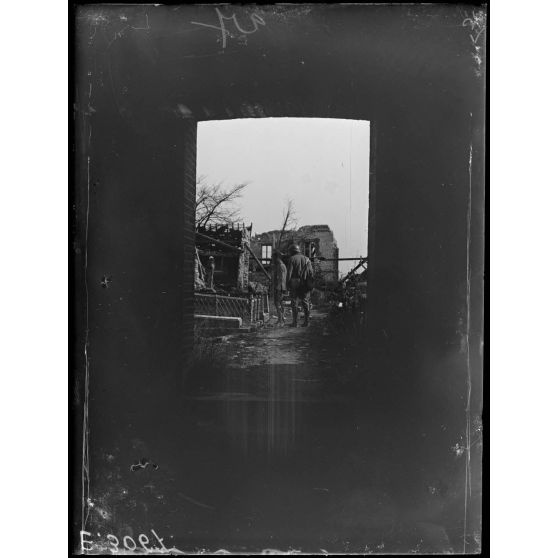 Beaumont. Marne. Le cimetière. Vue prise de l'intérieur de l'église. [légende d'origine]