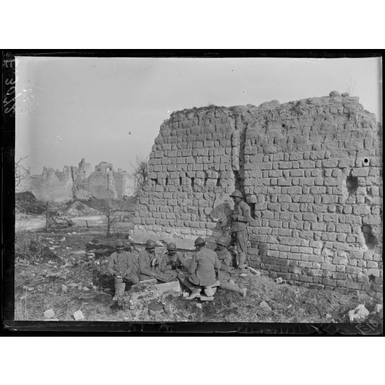 Wetz. Marne. Dans les ruines. [légende d'origine]