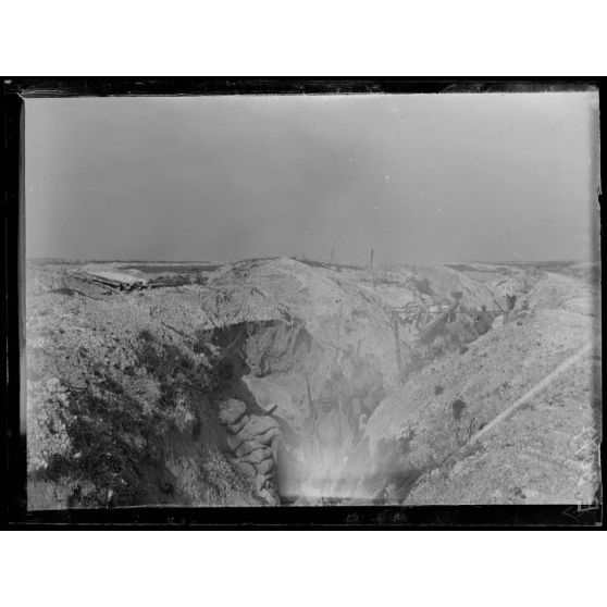 Devant Perthes. Marne. Troupes revenant des premières lignes. [légende d'origine]