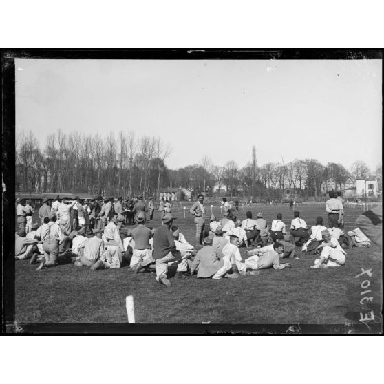 Châlons sur Marne. Sports de guerre. Lancement de genades ; les concurrents. [légende d'origine]