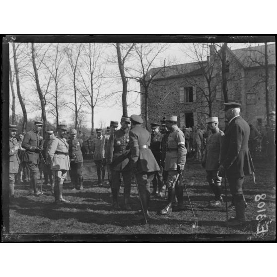 Châlons sur Marne. Sports de guerre. Le général Gouraud assistant au concours militaire. [légende d'origine]
