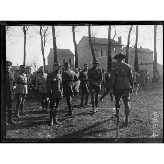 Châlons sur Marne. Sports de guerre. Le général Gouraud assistant au concours militaire. [légende d'origine]
