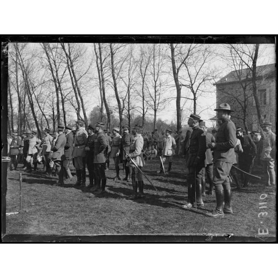 Châlons sur Marne. Sports de guerre. Le général Gouraud et officiers supérieurs assistant au concours militaire. [légende d'origine]