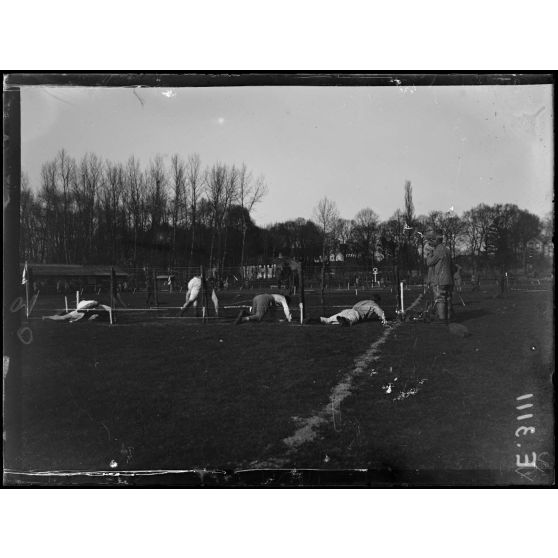Châlons sur Marne. Sports de guerre. Lanceurs de grenades. [légende d'origine]