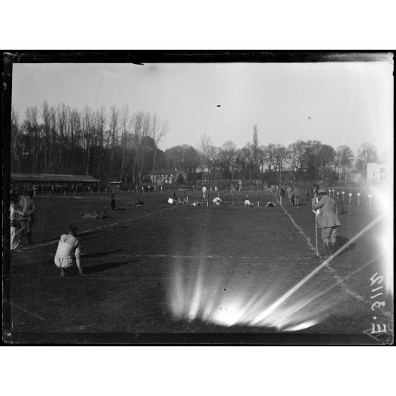 Châlons sur Marne. Sports de guerre. Lanceurs de grenades. [légende d'origine]
