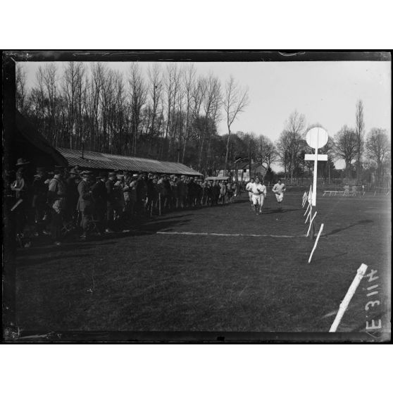 Châlons sur Marne. Sports de guerre. La course à pied, les coureurs passent devant les tribunes. [légende d'origine]