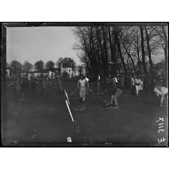 Châlons sur Marne. Sports de guerre. La course à pied, à gauche, le général Gouraud assistant à la fête sportive. [légende d'origine]
