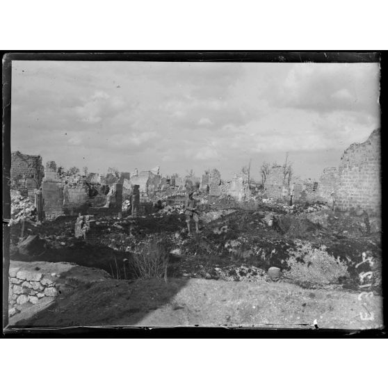 Saint Hilaire le Grand. Marne. Les ruines du village. [légende d'origine]