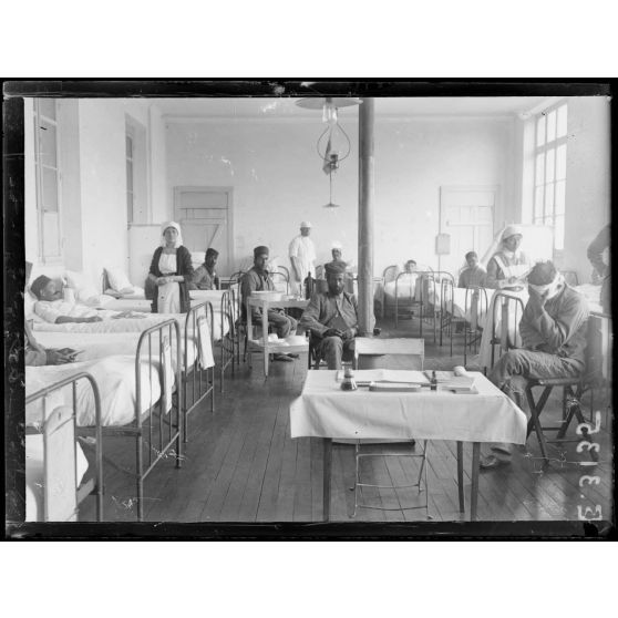 Troyes. Aube. Hôpital canadien. Une salle de blessés. [légende d'origine]