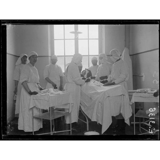 Troyes. Aube. Hôpital canadien. Une opération. [légende d'origine]