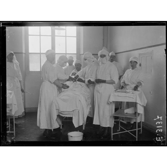 Troyes. Aube. Hôpital canadien. Une opération. [légende d'origine]