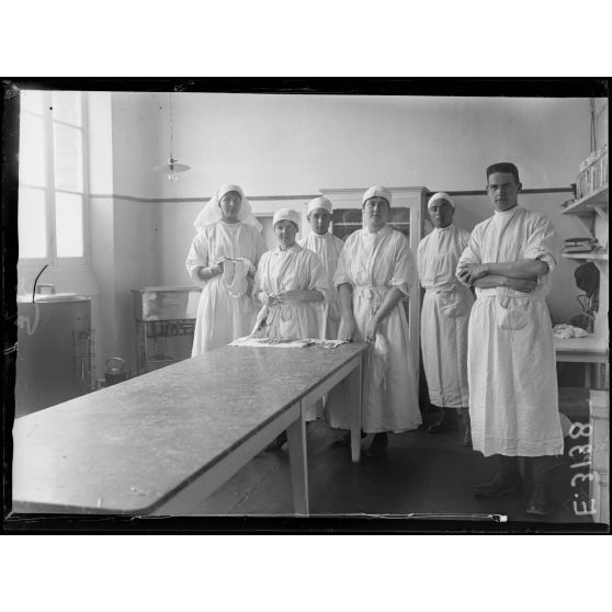 Troyes. Aube. Hôpital canadien. Désinfection du matériel servant aux opérations. [légende d'origine]
