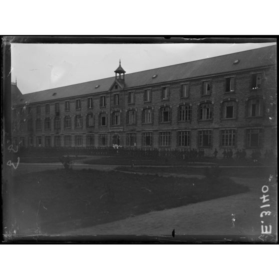 Troyes. Aube. Hôpital canadien. Infirmiers canadiens dans le jardin de l'hôpital. [légende d'origine]