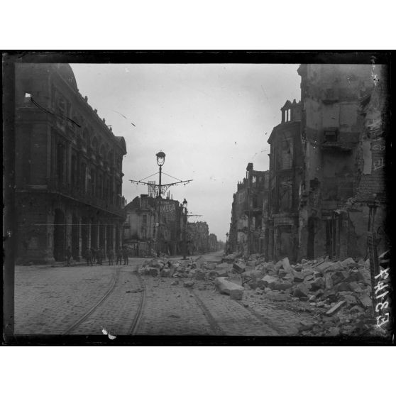 Reims. La rue de Vesle et le théâtre. [légende d'origine]