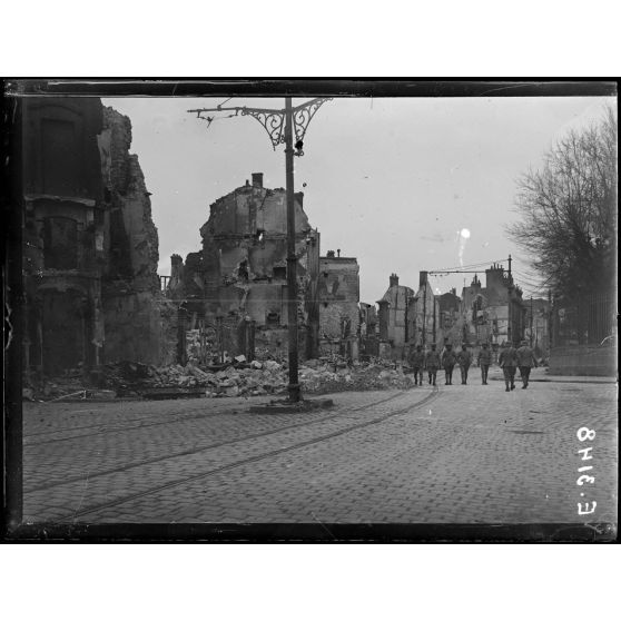 Reims. La rue de Vesle et le théâtre. [légende d'origine]