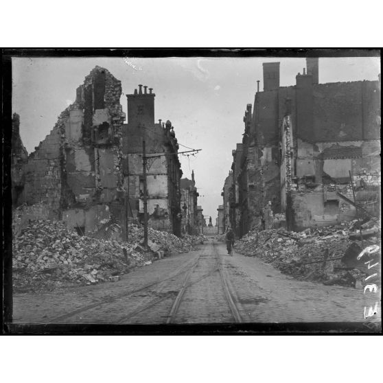 Reims. La rue Carnot. [légende d'origine]