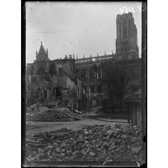Reims. La place du Palais de Justice et la cathédrale. [légende d'origine]