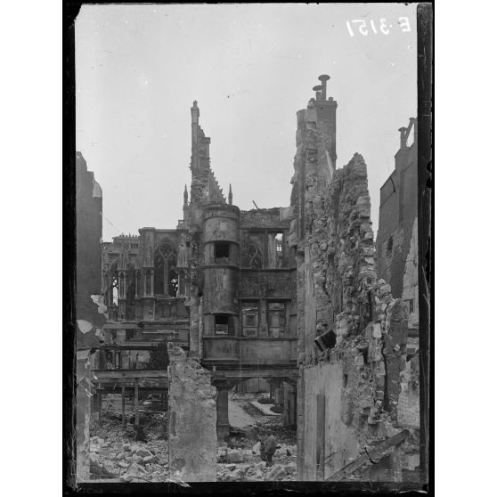 Reims. La place du Palais de Justice et la cathédrale. [légende d'origine]