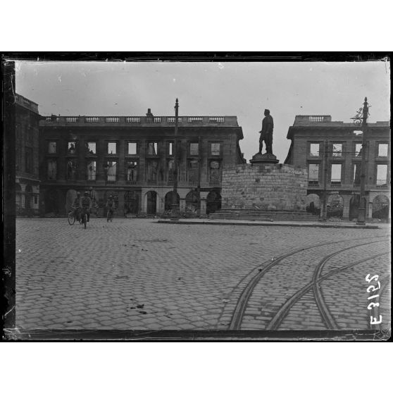 Reims. La place Royale. [légende d'origine]