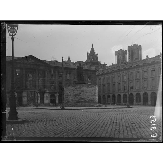 Reims. La place Royale. Au fond la cathédrale. [légende d'origine]