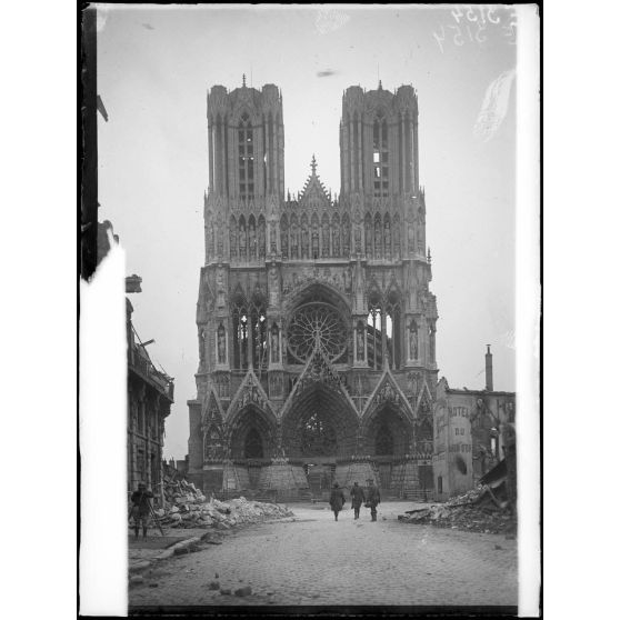 Reims. La rue Libergier et la cathédrale. [légende d'origine]